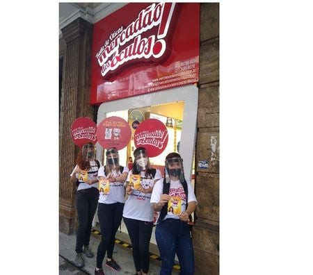 equipe-de-panfletagem-com-mochiladoor-barra-recre-rio-de-oportunidade-unica-big-1