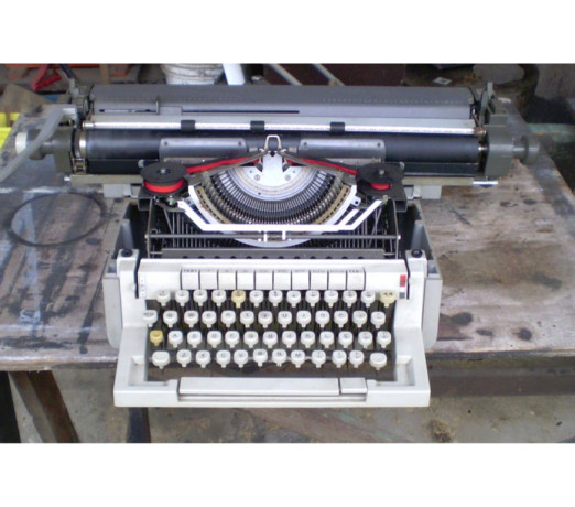 maquina-de-escrever-antiga-cod-215-porto-aleg-de-alto-padrao-em-rio-grande-negociavel-big-2